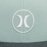 Gorra tipo trucker con visera plana, cuerpo en color verde menta y visera en tono gris oscuro melange. Presenta el logotipo bordado de la marca en el panel frontal dentro de un círculo blanco.