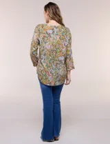 Blusa holgada de rayón con estampado de arabescos en tonos marrón, mostaza, rosado y celeste. Presenta escote en V con cuello mao, mangas tres cuartos y dobladillo asimétrico.
