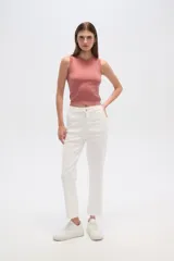 Top sin mangas de tejido de punto acanalado, color rosado, con cuello redondo ajustado y corte al cuerpo.