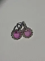 Par de aros de resina azul con borde de strass y arito de acero quirúrgico.