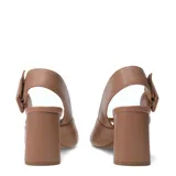 Sandalias de cuero color tostado con punta abierta, taco block y tira trasera ajustable con hebilla cuadrada grande.