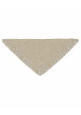Bufanda triangular de tejido de punto con textura, color beige, con terminaciones de flecos en todo su borde.