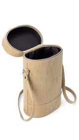 Matera cilíndrica color marrón claro, con cierre superior y correa larga regulable.