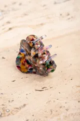 Broche de acrílico para el pelo con diseño abstracto multicolor.