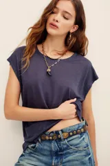 Remera de lino color azul marino, de corte holgado, cuello redondo y mangas cortas con diseño caído.