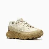 Championes de trail running Merrell modelo Agility Peak 5, en tonos beige y marrón. Presentan un diseño técnico con malla transpirable, refuerzos laterales, suela Vibram de alto agarre y cierre con cordones.