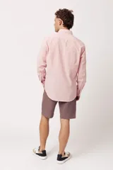 Camisa de manga larga para hombre, color azul claro jaspeado, con cuello clásico y botones blancos. Corte ajustado (slim fit).