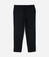 Pantalón de sastrería negro de corte recto, con trabillas, elástico trasero en la cintura, bolsillos laterales y cierre tradicional.