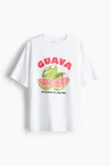 Remera de algodón blanca con estampado frontal de guayabas y texto "GUAVA MERCADO DE FRUTAS". Presenta cuello redondo y corte holgado.