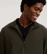 Campera bomber azul con cuello alto, cierre frontal con cremallera, bolsillos laterales y puños y cintura elastizados.