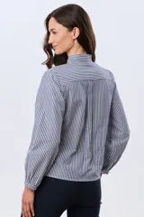 Camisa de manga larga con diseño de rayas verticales en azul y blanco, cuello mao y cierre frontal con botones.
