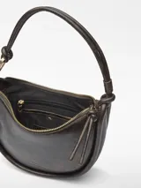 Bolso de hombro Adolfo Dominguez modelo Luna, con diseño de media luna y textura craquelada. Cuenta con un compartimento principal con cierre de cremallera, bolsillo interior, asa corta tubular con detalle metálico y logo grabado en el frente.