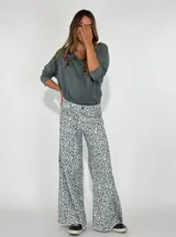 Pantalón jean de corte recto con estampado animal print en tonos beige y gris.