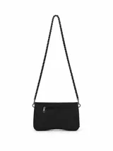 Cartera tipo shoulder bag Daniel Cassin de color negro, confeccionada en símil cuero texturado. Presenta una silueta rectangular compacta, cierre superior y una correa de cadena metálica oscura. Incluye una placa metálica pequeña con el logo de la marca en la parte frontal.