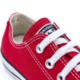 Championes Converse Chuck Taylor All Star de lona roja, con puntera de goma blanca, cordones blancos y suela de goma con líneas negras.