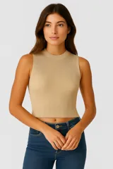 Top blanco de viscosa con cuello alto y corte entallado.