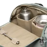 Bolso matero de diseño acolchado en color verde, con cierre doble, asas fijas y correa regulable extraíble. Cuenta con logotipo de la marca en el frente y múltiples compartimentos internos y externos.