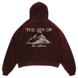 Canguro rojo lavado con capucha y estampado de montañas con el texto "The joy of exploring the outdoors".