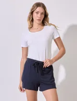 Short gris melange de algodón, con pretina ancha elastizada, lazo de ajuste y bolsillos delanteros y traseros.
