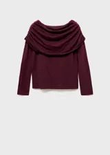 Jersey de punto fino color bordó, con diseño entallado, cuello drapeado estilo palabra de honor y mangas largas.