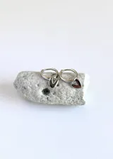 Aros argolla de plata 925 con dije colgante en forma de corazón.