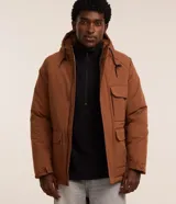 Campera masculina color marrón confeccionada en poliamida, modelo parka, con capucha con cordones ajustables, cierre por cremallera y botones, bolsillo interno con cierre por cremallera, manga larga, puños ajustados con botones y bolsillos con solapa.