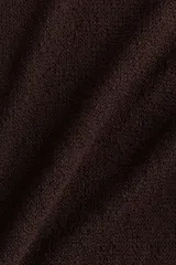 Top de punto texturizado suave, color marrón, con escote bote y mangas capa amplias.
