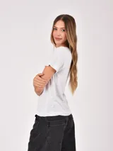 Remera blanca de manga corta y cuello redondo.