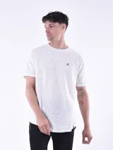 Remera blanca con finas rayas horizontales grises y cuello redondo.