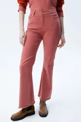 Jean acampanado color ladrillo, de tiro medio/alto, confeccionado en denim coteado.