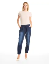 Pantalón tipo jogger de denim azul con efecto lavado, confeccionado en mezcla de algodón. Presenta cintura elástica con cordón de ajuste, bolsillos laterales y puños elásticos en el ruedo.