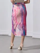 Falda midi cruzada de microtul estampado en tonos rosa, fucsia, celeste y azul. Pretina ancha elastizada y forro interno a tono. Marca Cable & Gauge.