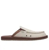 Mocasines tipo chinela Sanuk con talón abierto, confeccionados en mezcla de cáñamo y algodón color beige. Presentan costuras decorativas en el empeine, ojales laterales para ventilación y suela de goma con entresuela de EVA.