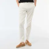 Pantalón chino de twill color blanco, con corte ajustado y bolsillos laterales, ideal para un look formal o casual.