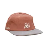 Gorra tipo snapback de corderoy con corona color terracota y visera plana color gris. Presenta un bordado frontal de un sol y el nombre de la marca bordado en el lateral.
