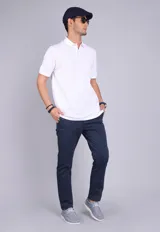 Remera tipo polo de manga corta en color gris oscuro, con cuello clásico y cierre frontal de dos botones. Presenta un pequeño logo bordado en el pecho.