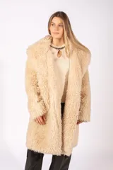 Tapado largo de eco piel sintética en color beige, con diseño oversized, solapas amplias y textura de pelo largo.