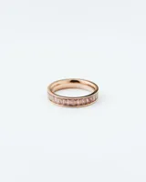 Anillo dorado con circonitas rosas rectangulares engarzadas en todo el contorno.