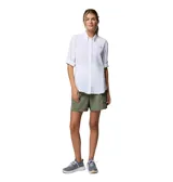 Camisa de manga larga Columbia modelo Tamiami II, color blanco, con cuello clásico, cierre frontal de botones y bolsillo pequeño en el pecho con logo de la marca. Presenta un diseño técnico con aberturas de ventilación, ideal para actividades al aire libre.