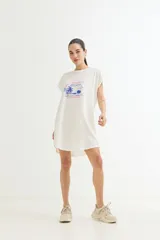 Vestido corto color verde agua con estampado de flor lineal, de corte recto y manga corta. Incluye cinturón de jean anudado a la cintura.