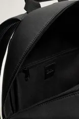 Mochila negra con acabado grabado, compartimento principal con cierre de cremallera, bolsillo interior con cremallera, bolsillo frontal con solapa y cremallera, parte posterior acolchada con banda de sujeción para equipaje, asa de mano y dos asas de hombro ajustables.