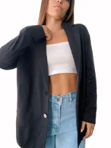 Blazer negro de corte recto y largo, con solapas y cierre frontal con dos botones blancos.