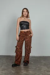 Pantalón cargo de tiro medio a bajo con estampado animal print color marrón y negro. Tiene bolsillos cargo y pretina elástica en la espalda.