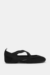 Bailarina deportiva negra, confeccionada con una combinación de malla, gamuza sintética y material elástico, con tiras cruzadas en el empeine.
