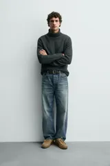 Zapato de cordones para hombre confeccionado en piel con acabado de serraje en color beige. Cuenta con detalle de bordón en el empeine, horma redonda y suela tipo track a tono.