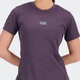 Remera deportiva de manga corta New Balance modelo Impact Run AT N-Vent Tee, color violeta. Confeccionada con tecnología de secado rápido NB ICEx y tejido N-Vent transpirable que facilita la evacuación del sudor. Presenta un ajuste atlético, cuello redondo y pequeñas aberturas laterales en el ruedo.