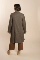 Camisa larga color beige con botones dorados y bolsillo plaque en la delantera. Confeccionada en lana fina sin teñir, diseñada exclusivamente por Don Baez. Hecha 100% en Uruguay.