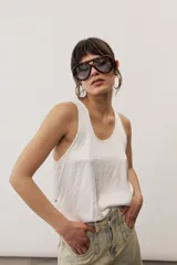 Musculosa básica de corte holgado, con escote redondo y tirantes anchos.