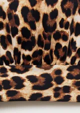 Top de bikini con diseño triangular y estampado de leopardo. Cuenta con tirantes anchos que se atan al cuello y en la espalda, proporcionando un ajuste regulable.