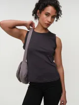 Musculosa deportiva color gris oscuro, con cuello redondo y diseño sin mangas.